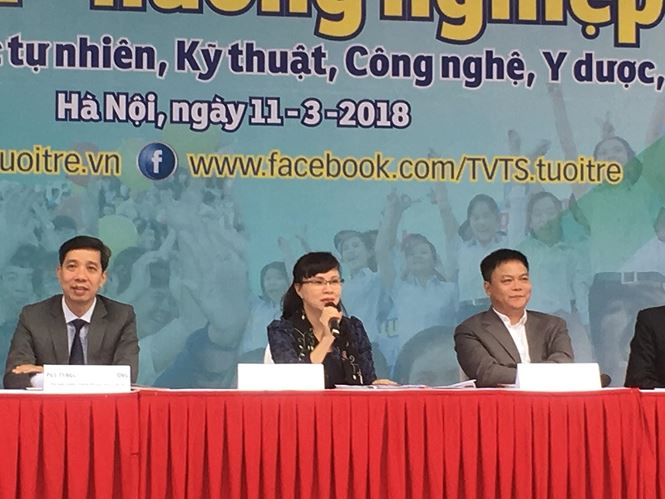 TS. Nguyễn Thị Kim Phụng tư vấn cho thí sinh và người nhà