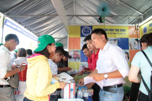 Gian hành tư vấn tuyển sinh của trường thu hút rất đông học sinh đến tham quan tìm hiều ở ngày hội tư vấn hướng nghiệp tuyển sinh 2018 tại Cần Thơ