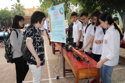 Trường THPT Chuyên Hoàng Văn Thụ (Hoà Bình) trình diễn 63 thí nghiệm khoa học