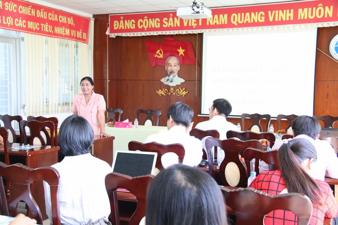 Chuyên gia Học viện Công nghệ Châu Á (AIT) làm việc tại Đại học Trà Vinh