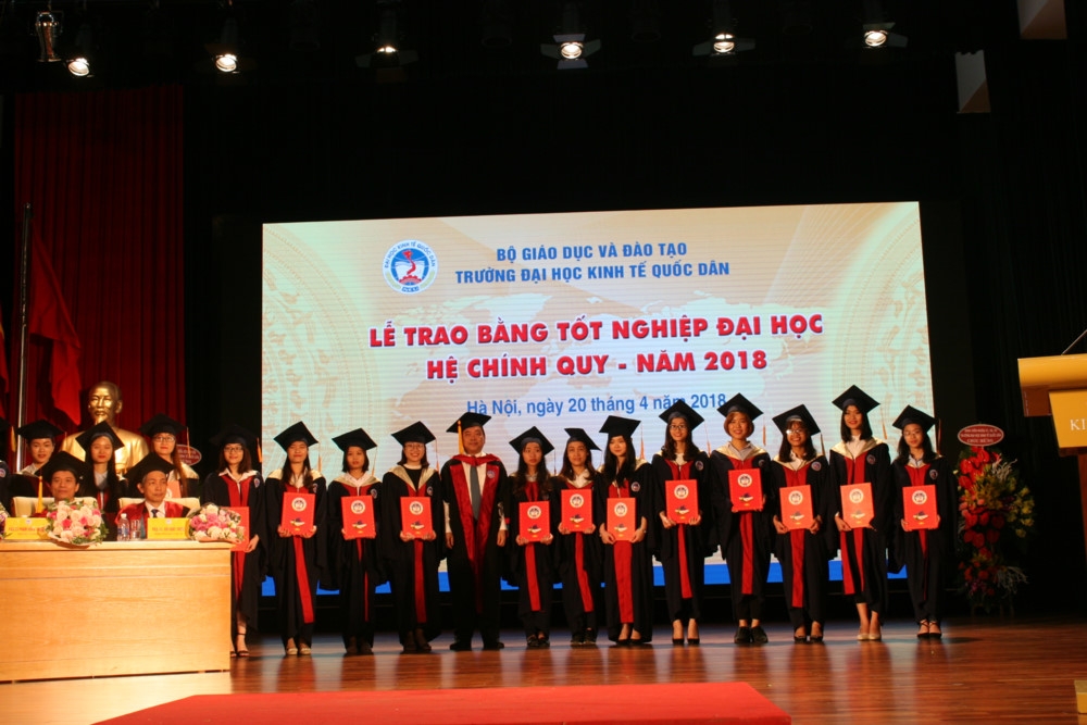 Trường ĐH Kinh tế Quốc dân trao bằng tốt nghiệp hệ đại học chính quy Khoá 56