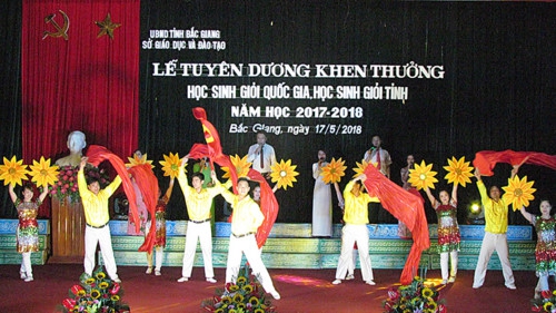 Tiết mục văn nghệ chào mừng của tập thể giáo viên, học sinh đến từ phòng GD&ĐT thành phố Bắc Giang.
