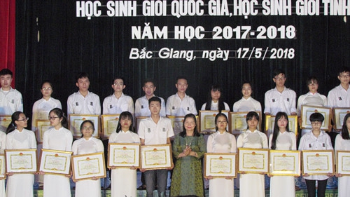 Đồng chí Lê Thị Huyền - Phó Ban VHXH - Hội đồng nhân dân tỉnh khen thưởng các em học sinh đạt giải tại kỳ thi chọn HSG quốc gia.