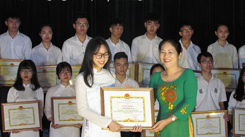 Đồng chí Nguyễn Thị Ngọc Thu - Phó Giám đốc Sở GD&ĐT trao tặng giấy khen cho các học sinh đạt giải Nhất trong kỳ thi chọn HSG cấp tỉnh.