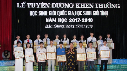 Đồng chí Nguyễn Thị Chính - Phó Chủ tịch Hội Khuyến học tỉnh khen thưởng các em học sinh đạt thành tích xuất sắc trong cuộc thi khoa học kỹ thuật cấp tỉnh.