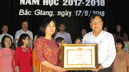 Đồng chí Nguyễn Văn Thêm - Phó Giám đốc Sở GD&ĐT thừa ủy quyền Chủ tịch UBND tỉnh trao tặng Bằng khen cho các thầy cô giáo có thành tích xuất sắc trong công tác bồi dưỡng HSG.