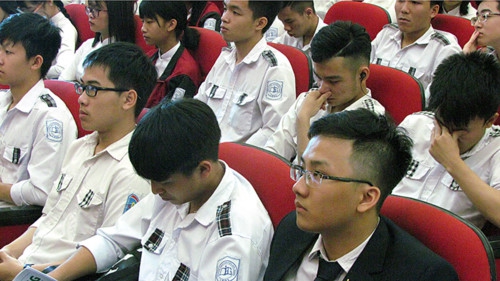 Các em học sinh xuất sắc đại diện cho học sinh trung học Bắc Giang viết tiếp truyền thống vượt khó, hiếu học...