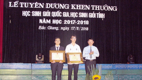 Đồng chí Lê Ánh Dương - Phó Chủ tịch UBND tỉnh Bắc Giang trao tặng Bằng khen cho 02 học sinh đạt giải Nhất trong kỳ thi chọn HSG quốc gia.