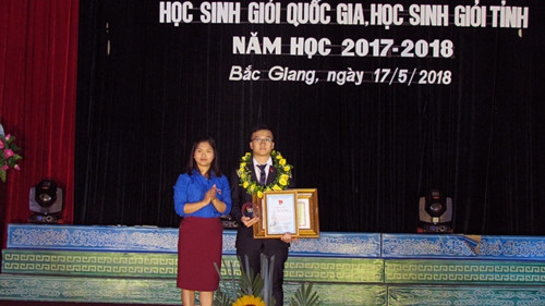 Đồng chí Đào Thị Hường - Phó Bí thư Tỉnh đoàn trao tặng học bổng Hoàng Hoa Thám cho em Trịnh Duy Hiếu.