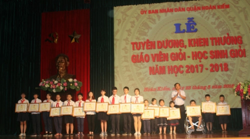 Hà Nội: Ngành GD&ĐT Hoàn Kiếm tuyên dương, khen thưởng giáo viên giỏi - học sinh giỏi - Ảnh minh hoạ 2