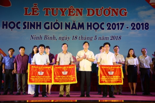 Ninh Bình tuyên dương Học sinh giỏi năm học 2017 - 2018 - Ảnh minh hoạ 4