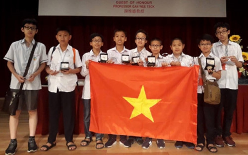 Em Hoàng Tuấn Dũng (thứ 4 từ trái sang) cùng đoàn học sinh Việt Nam tham dự cuộc thi (ảnh Vnexpress). 