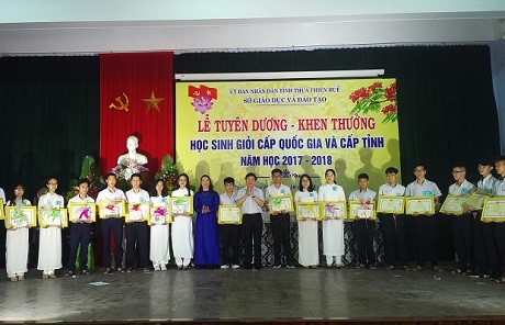 Thừa Thiên - Huế: Tuyên dương, khen thưởng học sinh giỏi năm 2017 – 2018 - Ảnh minh hoạ 2