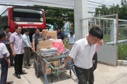 Những phần quà ý nghĩa giúp trò nghèo vùng biên vững tâm trong năm học mới - Ảnh minh hoạ 4