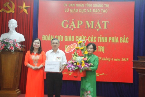 Ngành giáo dục Quảng Trị tặng hoa chúc mừng các cựu giáo viên