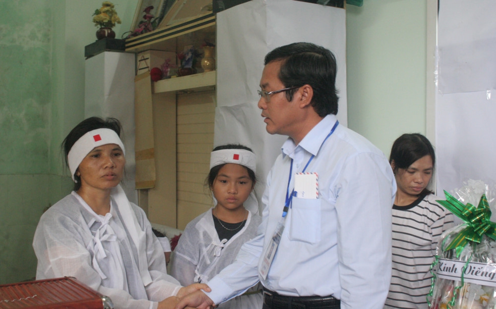 Thứ trưởng Nguyễn Văn Phúc chia buồn cùng gia đình thầy giáo qua đời trong thời gian làm nhiệm vụ coi thi