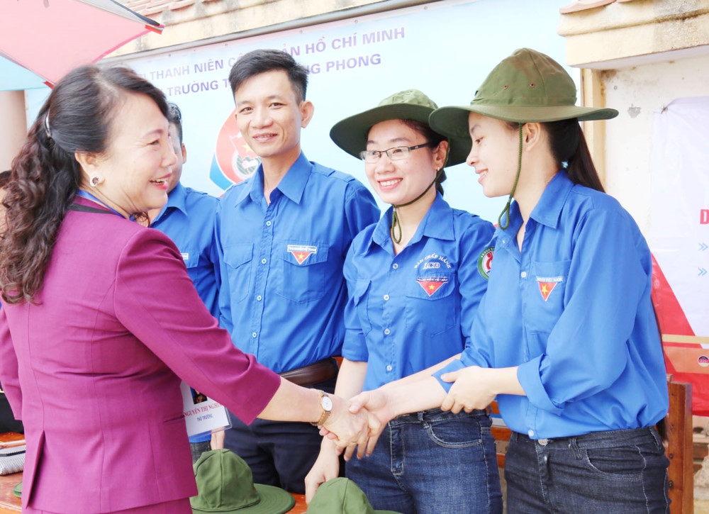 Thứ trưởng Nguyễn Thị Nghĩa kiểm tra công tác thi tại Quảng Bình