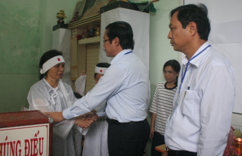 Thứ trưởng Nguyễn Văn Phúc chia buồn cùng gia đình thầy giáo qua đời trong thời gian làm nhiệm vụ coi thi - Ảnh minh hoạ 3