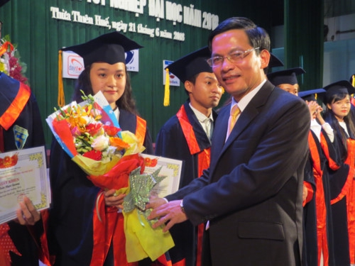 Trường Đại học Khoa học Huế trao bằng tốt nghiệp cho 811 sinh viên - Ảnh minh hoạ 2