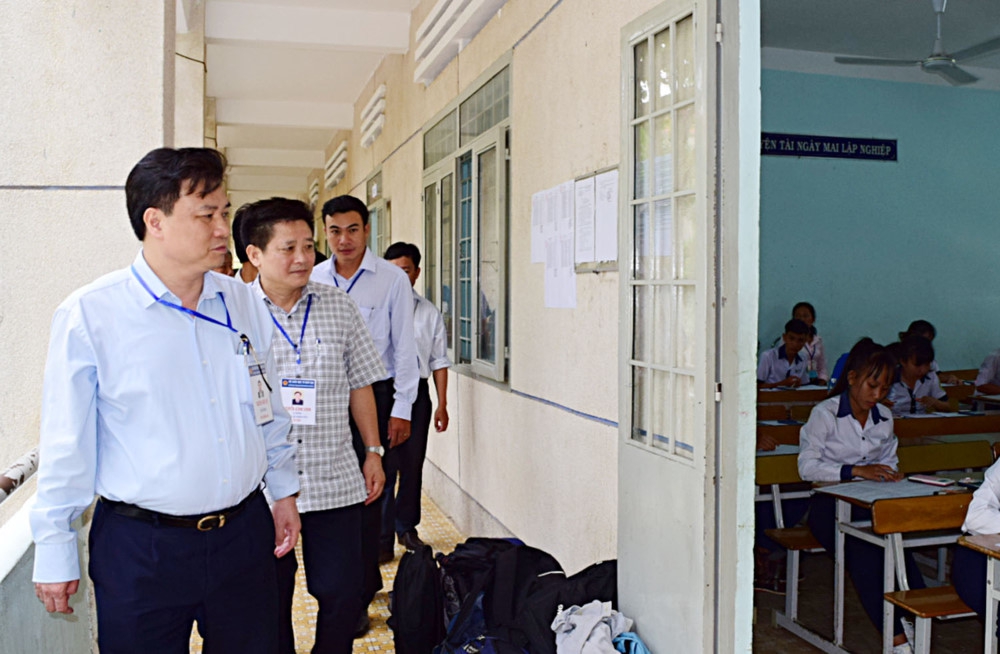 Thứ trưởng Nguyễn Hữu Độ kiểm tra các điểm thi tại Bình Thuận
