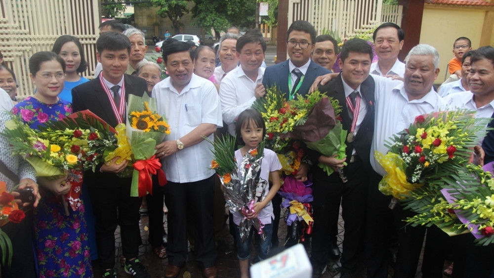 Hai đơn vị giáo dục Nghệ An nhận khen thưởng thi đua yêu nước