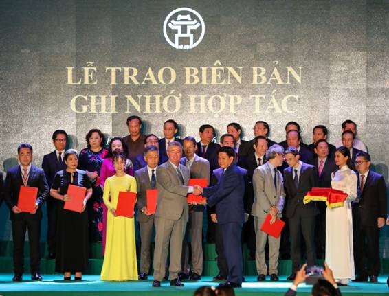UBND TP Hà Nội trao cờ thi đua cho ĐH Anh Quốc Việt Nam