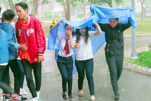 Thừa Thiên - Huế: Thí sinh đội mưa đến làm thủ tục dự thi - Ảnh minh hoạ 3