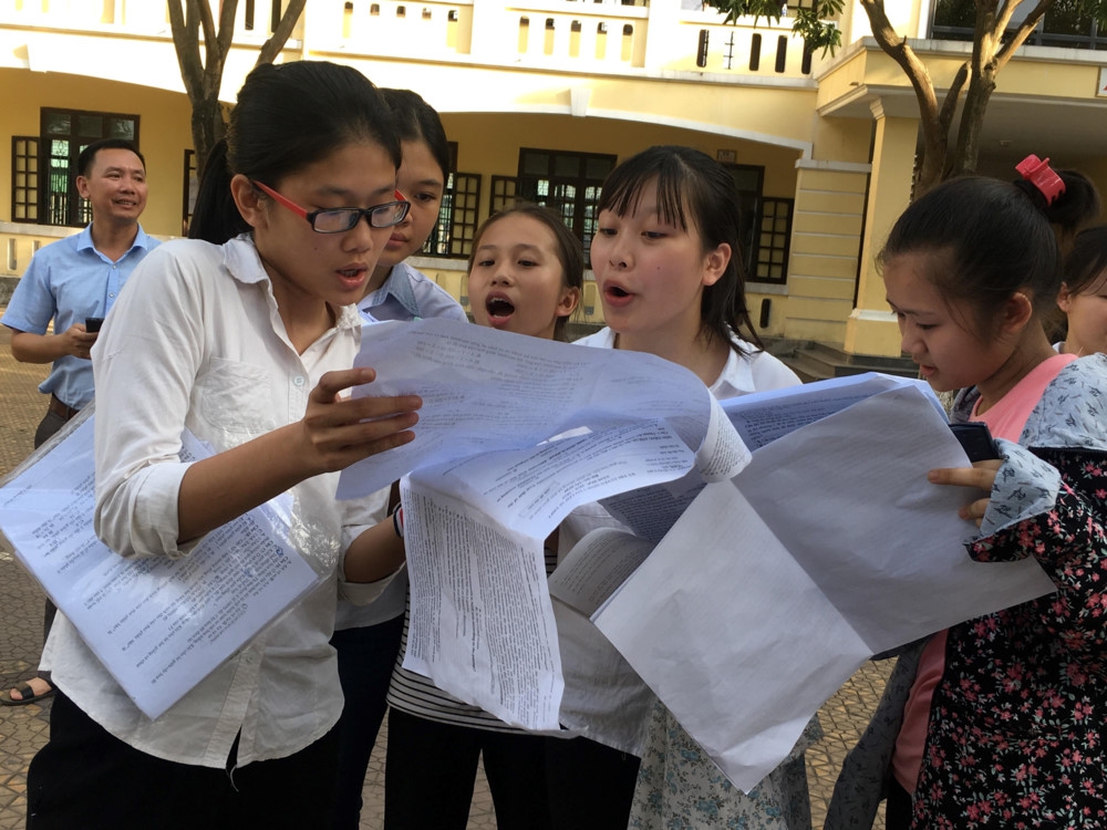 Thi tuyển sinh vào lớp 10 tại Nghệ An:  Thí sinh hăng say bàn luận về đề thi môn tổ hợp