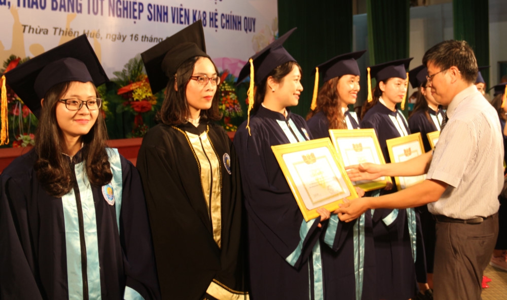 Trường ĐH Kinh tế (ĐH Huế): 698 sinh viên nhận bằng tốt nghiệp đợt 2 năm 2018