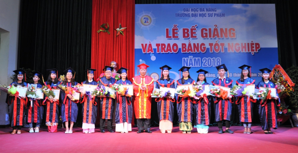 Trường ĐH Sư phạm (ĐH Đà Nẵng): 897 sinh viên nhận bằng tốt nghiệp đại học chính quy