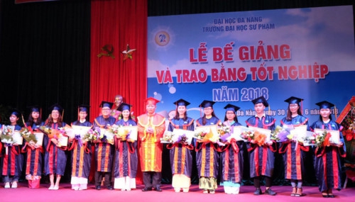 PGS.TS Lưu Trang - Hiệu trưởng Trường ĐH Sư phạm Đà Nẵng cũng các SV vừa tốt nghiệp năm 2018