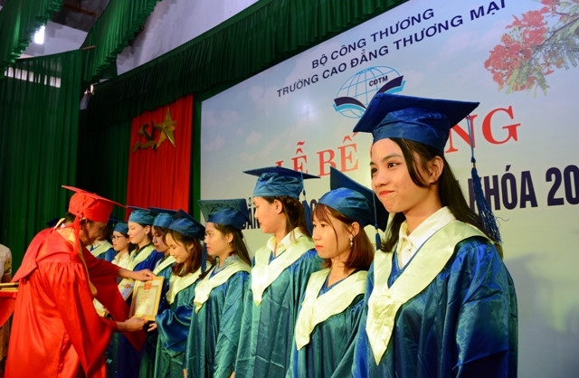 Hơn 800 SV trường CĐ Thương mại Đà Nẵng nhận bằng tốt nghiệp