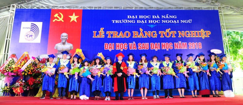 Gần 1.300 SV trường ĐH Ngoại ngữ - ĐH Đà Nẵng nhận bằng tốt nghiệp
