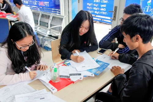 Đông đảo thí sinh đăng ký xét tuyển học bạ tại Trường ĐH Nguyễn Tất Thành - Ảnh minh hoạ 3