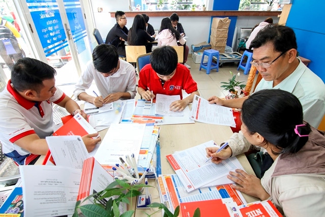 Đông đảo thí sinh đăng ký xét tuyển học bạ tại Trường ĐH Nguyễn Tất Thành