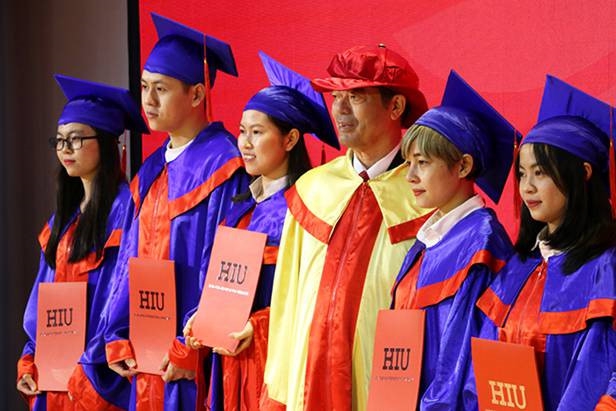Đại học Quốc tế Hồng Bàng (HIU): 777 tân cử nhân nhận bằng bằng tốt nghiệp