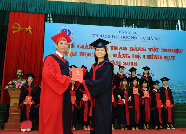 Trường Đại học Nội vụ Hà Nội trao bằng tốt nghiệp cho sinh viên