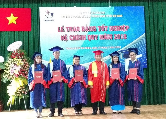 546 sinh viên Trường CĐ Sư phạm Trung ương TPHCM nhận bằng tốt nghiệp