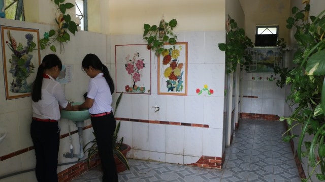 Nhà vệ sinh “kiểu mẫu” của trường học xứ cù lao