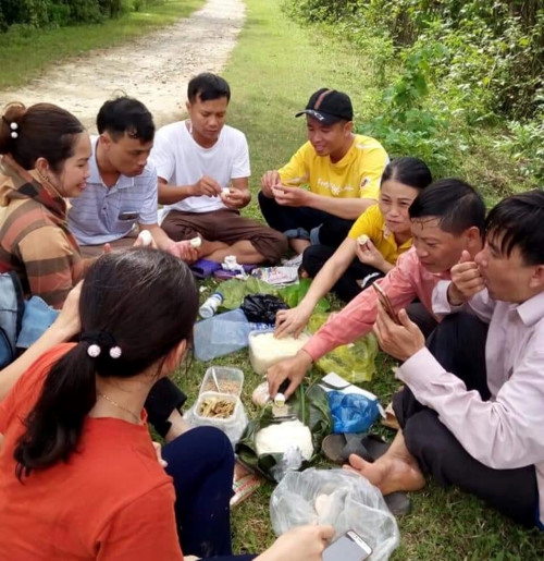 Thầy cô cắt rừng, băng suối vào trường học sau lũ - Ảnh minh hoạ 9