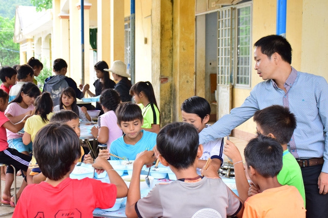 Tổ chức nấu ăn tập trung bán trú ngay từ đầu năm học