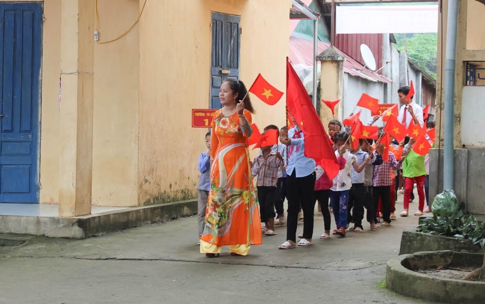 Đến từng ngõ, gõ cửa từng nhà để vận động học sinh đi học