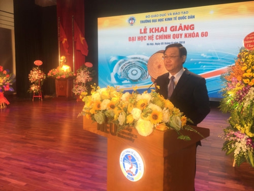 Phó Thủ tướng Vương Đình Huệ chia sẻ niềm vui với tân SV ĐH Kinh tế Quốc dân - Ảnh minh hoạ 4