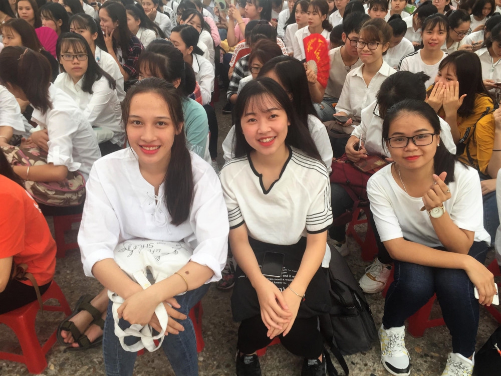 Lễ khai giảng trong mưa của tân sinh viên Trường ĐH Thương mại