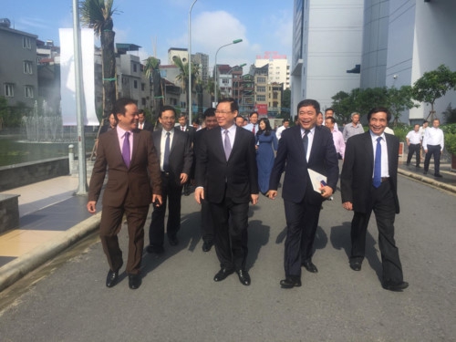 Phó Thủ tướng Vương Đình Huệ chia sẻ niềm vui với tân SV ĐH Kinh tế Quốc dân - Ảnh minh hoạ 6