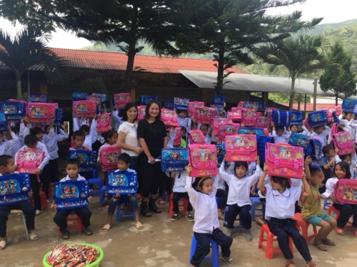 722 suất quà được trao tặng cho học sinh vùng cao Điện Biên