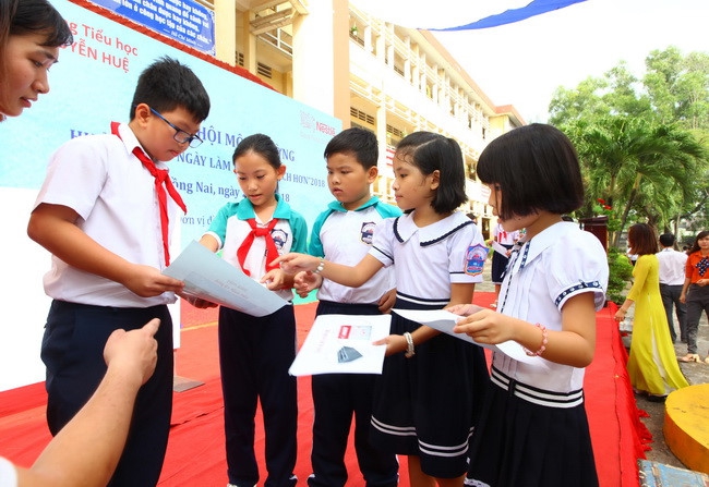 Tặng gạch không nung xây công trình nhà ăn cho học sinh Đồng Nai