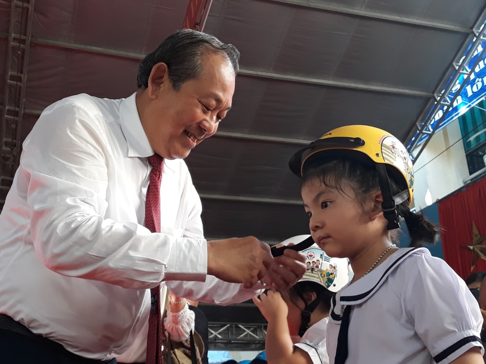 Phó Thủ tướng Trương Hòa Bình phát động Tháng cao điểm ATGT cho học sinh đến trường