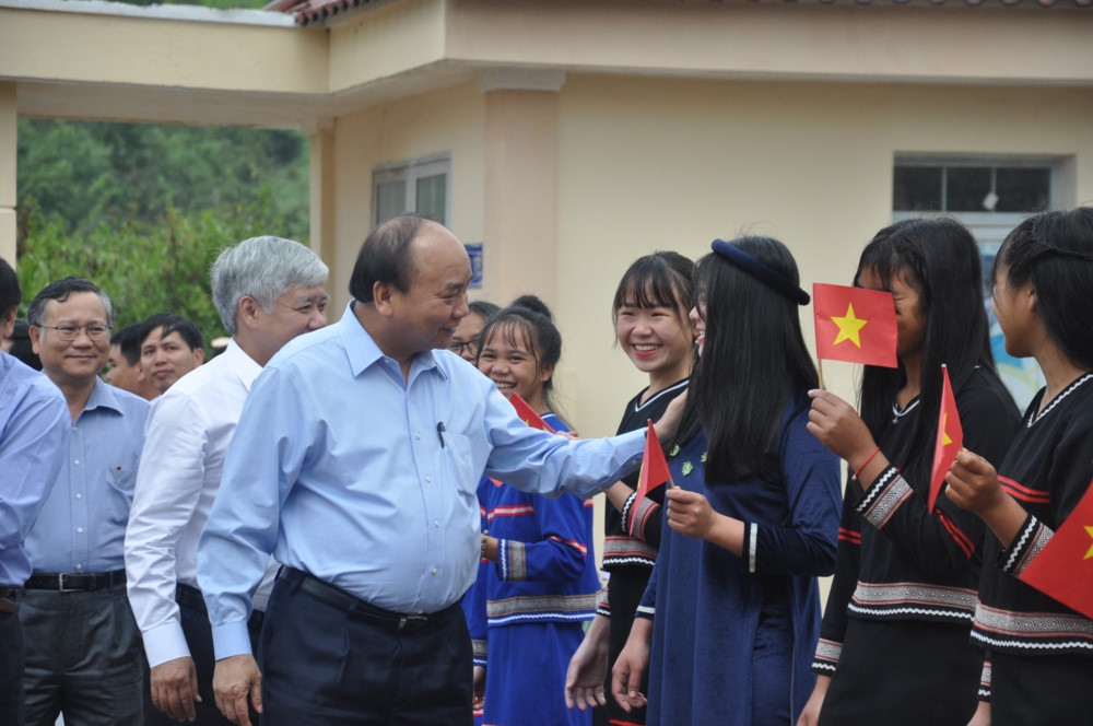 Thủ tướng Nguyễn Xuân Phúc dự lễ khai giảng cùng thầy trò huyện Tu Mơ Rông