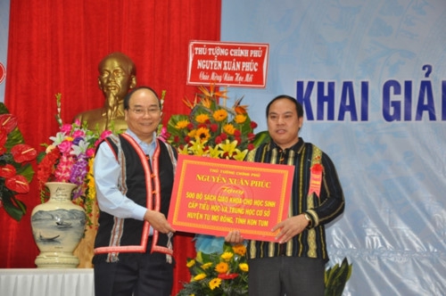 Thủ tướng Nguyễn Xuân Phúc: Sự nghiệp giáo dục, phát triển đất nước là sự nghiệp chung của 54 dân tộc anh em - Ảnh minh hoạ 5